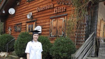Bild: Winkler
Hut steht ihr gut. Theresa Götz von der Sauerbach-Hütte gehört mit zwei Doktorhüten zu einer bundesweiten Rarität.