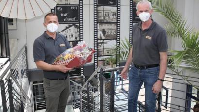 Bild: njn
Seit 40 Jahren ist Betriebsleiter Manfred Naber (rechts) bei der Firma Josef Pöllath GmbH & Co KG beschäftigt. Für diese lange Zeit bedankte sich Geschäftsführer Albert Pöllath (links).