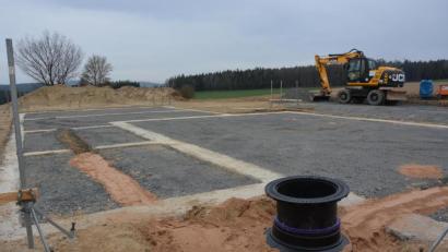 Bild: jr
Es geht zügig voran auf der Baustelle, wo das neue Gerätehauses der Feuerwehr Pleußen entsteht. Nur eine Woche nach dem Spatenstich waren bereits die Fundamente betoniert - gerade noch rechtzeitig vor dem kürzlichen Wintereinbruch.