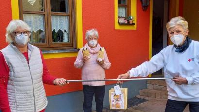 Bild: BRK/exb
So werden Ostergeschenke zu Corona-Bedingungen überreicht.