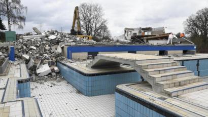 Bild: Petra Hartl
Dieser Trümmerhaufen war einmal die Wärmehalle im Waldbad Sulzbach-Rosenberg. Die Arbeiten zur Generalsanierung des Freibads nehmen Fahrt auf.