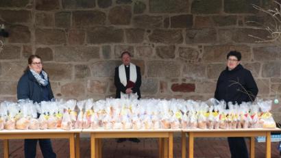 Bild: rpp
Zehn Bäckerinnen haben in Kastl die Tradition der Osterlämmer fortgeführt. Aus dem Verkauf und mit zusätzlichen Spenden konnte der Katholische Frauenbund 1000 Euro für den guten Zweck geben. Pfarrer Heribert Stretz segnete die Backwaren vor der Auslieferung.
