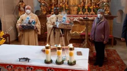 Bild: soj
Pfarrgemeinderatssprecher Hans Enders, Diakon Harald Schraml (von links) und Pfarrvikar Dr. Linus Chukwudi Nwankwo, Mesnerin Gabi Filberth und Kirchenpfleger Stefan Kausler.