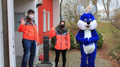 Bild: fks
Fröhlich warteten JRK-Leiter Sven Lehner, Gruppenleiterin Monika Stahl und der Osterhase (von links) auf die insgesamt 26 Kinder und Jugendlichen, die von ihrem Wahlrecht Gebrauch machten.