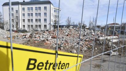 Bild: Petra Hartl
Der Wildhandel Franz ist endgültig Geschichte. Vor Ostern wurden die ehemaligen Gebäude in der Straße "Zur Drehscheibe" abgebrochen. Demnächst soll hier ein Bürogebäude entstehen.