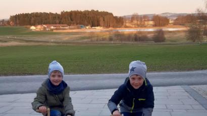 Bild: exb
Die Geschwister Timo und Bastian Bäuml (von links) beim Ratschen.