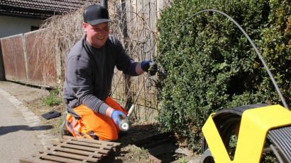 Bild: Mardanow
Bauhofarbeiter Tobias Müller hält in der Hand die Schiebekamera zur Untersuchung des Kanalnetzes. Über eine 70 Meter lange Kabelverbindung können Schächte und Rohre erkundet werden.