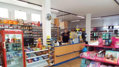 Bild: e
Sascha Eigner hat im Seniorenwohnpark Herbstwiesen in Kümmersbruck ein Schreibwarengeschäft eröffnet.