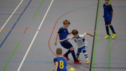 Archivbild: Andreas Brueckmann
Eine Szene aus einem Hallen-Fußballturnier für die Jugend: Weil derzeit auch die Sportvereine unter dem Lockdown leiden, will ihnen der Lions-Club Amberg mit kleinen Finanzspritzen helfen.
