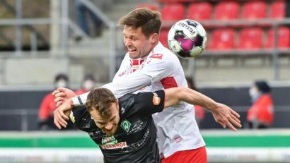 Bild: Armin Weigel/dpa
Andreas Albers (rechts, im Duell mit Christian Groß), bester Torschütze des SSV Jahn in der zweiten Liga, vergab beim Pokal-Aus gegen Bremen die besten Möglichkeiten der Regensburger.