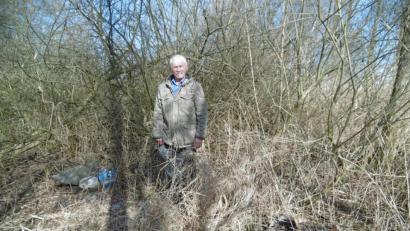 Bild: mma
Hans Koch ist richtig sauer über die Umweltverschmutzung auf seinem Grundstück.