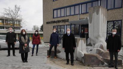 Bild: ige
Die Beteiligten vor dem Gebäude der Berufsfachschule in der Dieselstraße, wo die Fachakademie starten wird (von links): Landtagsabgeordneter Harald Schwartz, Berufsschul-Leiterin Sabine Fersch, die Berufsfachschul-Chefin Claudia Hanft, der künftige Fachakademie-Bereichsleiter Guido Schwarzmann, Landrat Richard Reisinger und Bürgermeister Michael Göth.