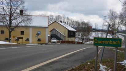 Bild: jr
Nachholbedarf bei der Mobilfunkversorgung gibt es vor allem in der Nähe der Grenze nach Tschechien, etwa bei Querenbach (Bild). Selbst im CZ-Mobilfunknetz ist dort Telefonie und Datenübertragung zum Teil nur eingeschränkt oder gar nicht möglich.