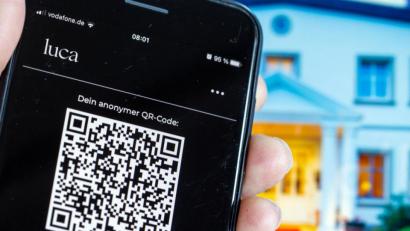 Symbolbild: Jens Büttner/dpa
Die Luca App soll verschlüsselte Kontaktdatenübermittlung für Gastgeber und ihre Gäste ermöglichen.