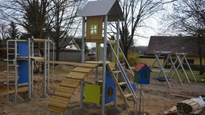 Bild: jr
Mehr als 23 300 Euro hat die Marktgemeinde Konnersreuth in neue Gerätschaften für den Spielplatz „Gesteiner“ investiert.