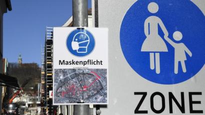 Symbolbild: Petra Hartl
Die Stadt Amberg hat in der Altstadt Maskenpflicht-Zonen ausgewiesen. Dazu zählt auch der Marktplatz. Dort hat die Polizei am Donnerstag einen Mann erwischt, der keinen Mund-Nasen-Schutz trug.