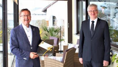 Bild: njn
Bürgermeister Johannes Reger (rechts) gratulierte mit Abstand seinem Amtsvorgänger Hans Donko zum 65. Geburtstag.