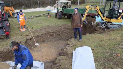 Bild: soj
Die Helfer bei Beginn der Arbeiten für den neuen Kindermatschplatz in der Selingau