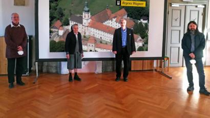 Bild: Regens Wagner Michelfeld/Matthias Flierl/exb
Dr. Bernhard Danzer verabschiedet sich in den Ruhestand. (v.l.n.r: Peter Miltenberger, Gesamtleitung; Sr. Madlen Kolbrand (Konventoberin); Dr. Bernhard Danzer; Bernhard Kallmeier, stellv. Gesamtleitung Regens Wagner Michelfeld)