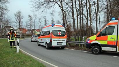 Bild: jma
Ein zufällig vorbeikommender Krankentransportwagen übernimmt die Erstversorgung der Fahrer.