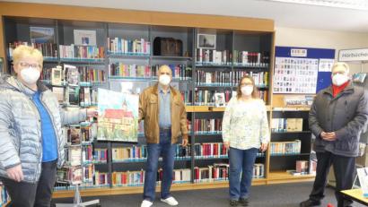 Bild: rn
Johannes Janner übergibt Sabine Schultes sein für die Auktion gespendetes Bild der Pfarrkirche. Petra Danzer und Udo Müller dankten Janner für dessen Initiative.