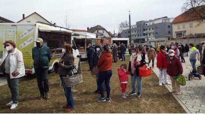Bild: e
Da staunen die Verkäufer und freuen sich: Die Resonanz auf den ersten Bauernmarkt in Kümmersbruck übertrifft alle Erwartungen.