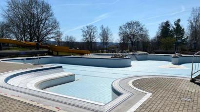 Bild: Wilhelm Amann
Noch sind die Becken in Perschen ohne Wasser. Aber für die Bademeister wäre es kein Problem, zum 1. Mai mit dem Badebetrieb zu starten - sofern es Corona erlauben würde.
