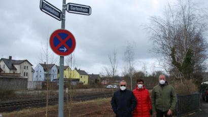 Bild: gsp
Ludwig Räß mit Ehefrau Gertrud und Christian Häusler (von links) kritisieren den Kahlschlag an der Bahnlinie entlang der Eisenbahnstraße.