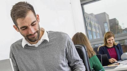 Bild: Christin Klose/dpa
Wie ist die Stimmung im Team? Anonyme Bewertungen im Internet sollen Bewerberinnen und Bewerbern helfen, das einzuschätzen.