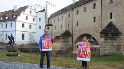 Bild: Christine Hollederer/exb
Eine Woche lang steht der Klimaschutz im Rampenlicht. Die Klimaschutzmanagerin der Stadt Amberg, Corinna Loewert, und der Klimaschutzkoordinator des Landkreises Amberg-Sulzbach, Joachim Scheid, präsentieren das Plakat mit einer Übersicht über alle Angebote zur Klimaschutzwoche.