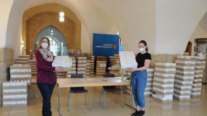 Bild: Christine Hollederer/exb
Ruhe vor dem Sturm für Silke Kunz und Anna-Lena Hörl (von links): Das Foyer des Landratsamtes Amberg-Sulzbach wurde am Donnerstagvormittag kurzerhand zur Ausgabestelle für Selbsttests umfunktioniert. Vertreter der Schulen konnten hier ihre vorbereiteten Päckchen abholen.