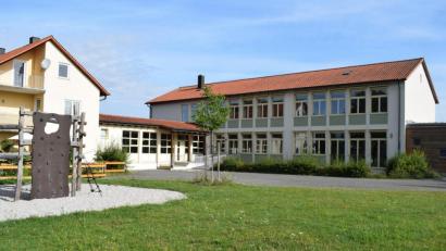 Bild: bnr
Die Gemeinde Trausnitz ist stolz auf die Grundschule und sorgt für eine gute Ausstattung. Das Damoklesschwert der Schließung schwebt seit Jahren über der kleinen Landschule.