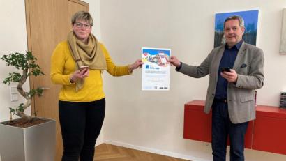 Bild: Stadt Auerbach/exb
Bürgermeister Joachim Neuß und Kindergartenleiterin Anke Griesbeck präsentieren die neue Kita-Info-App.