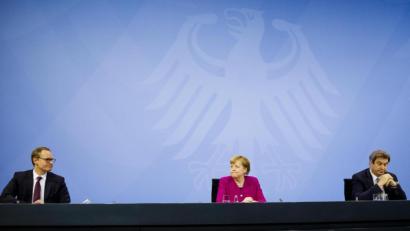 Archivbild: Markus Schreiber
Bundeskanzlerin Angela Merkel (M, CDU), Markus Söder (r, CSU), Ministerpräsident von Bayern, und Michael Müller (SPD), Regierender Bürgermeister von Berlin.