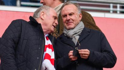 Archivbild: Matthias Balk/dpa
Uli Hoeneß (links) und Karl-Heinz Rummenigge liefern sich seit Jahrzehnten einen Machtkampf in der Führung des FC Bayern München.