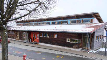 Bild: do
Die steigenden Geburtenzahlen in der Marktgemeinde erfreuen Bürgermeister und Rat. Damit verbunden drohen allerdings Engpässe bei der Kita-Betreuung. Der Marktgemeinderat entschied sich deshalb für die schnellstmögliche Erweiterung des Kinderhauses (unser Bild) mit einer Container-Bauweise