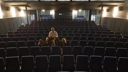 Bild: Andrea Burger/exb
Die Trauerkranz-Übergabe im leeren Saal des Neue Welt-Kinos in Weiden.