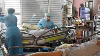 Symbolbild: Waltraud Grubitzsch
Die deutschen Intensivstationen füllen sich wieder - immer mehr Covid-19-Patienten müssen behandelt werden.