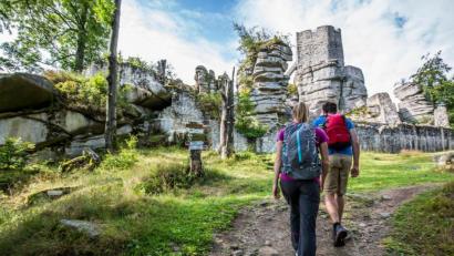 Bild:  © Tourismuszentrum Oberpfälzer Wald / Thomas Kujat 
Die Burgruine Weißenstein im Naturpark Steinwald gehört zu den Highlights am Goldsteig.
