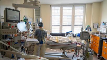 Symbolbild: Christophe Gateau/dpa
In einem Zimmer der Intensivstation wird ein Patient mit einem schweren Covid-19 Krankheitsverlauf behandelt.