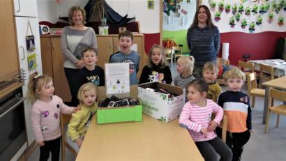 Bild: ubb
Kita-Leiterin Tanja Ruckdäschel und Praktikantin Marina Krisch (hinten von links), die das Projekt durchgeführt hat, sind stolz auf ihre Kindergartenkinder. Außer den Kindern aus der Notbetreuungsgruppe (auf dem Bild) haben natürlich auch die beim Fototermin nicht anwesenden Buben und Mädchen alle eifrig mitgemacht. 	Bild: ubb