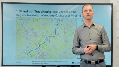 Screenshot: Tennet/exb
Thomas Arnold, Teilprojektleiter für den Abschnitt C2 des Süd-Ost-Links, erläutert in einem Video das Vorhaben im nördlichen Landkreis Schwandorf.