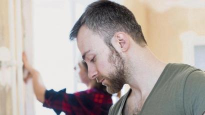 Bild: Christin Klose/dpa
In den meisten Fällen ist Streichen günstiger als Tapezieren – und einfacher zu bewerkstelligen.