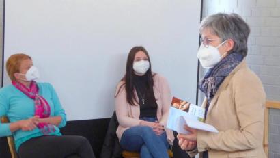 Bild: fsb
Sie stellen im Marktgemeinderat ihr Konzept vor: Projektkoordinatorin Angelika Landgraf, Geschäftsstellenleiterin Daniela Peintinger und G'sundheitsbotschafterin für Kohlberg Maria Müller (von links).