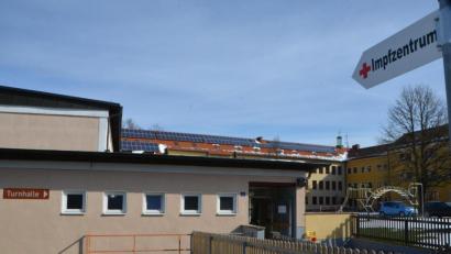 Bild: dob
Das Impfzentrum Vohenstrauß wird auch in den nächsten Wochen gut beschäftigt sein. Senioren unter 80 Jahren, die noch nicht für eine Impfung registriert sind, können sich
nun auch bei den Rathäusern ihrer Gemeinden melden.