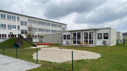 Bild: Wilhelm Amann
DIie Container-Anlage des Interimskindergartens, der sich in Diendorf neben dem Schulhaus befindet, wird in diesem Bereich (Mitte) zwischen Parkplatz und erstem Container erweitert.