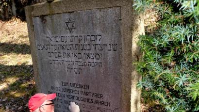 Bild: le
Eines der bedeutendsten Kulturdenkmäler im Markt, die seit 1692 bestehende jüdische Friedhofanlage, ist ein fester Bestandteil des jüdischen Kultus im Markt und Zeuge der Vergangenheit. Gemeindearbeiter Siegfried Schell erneuerte nun die Gedenktafel der 1945 errichteten Sammelgrabstätte für 33 jüdische Märtyrer.