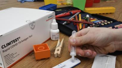 Bild: Petra Hartl
Ab Montag werden in den Klassenzimmern Schnelltests an Schüler verteilt. Unterricht ist nur mit negativem Ergebnis möglich. Die Schüler sollen sich selbst testen.