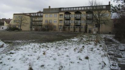 Bild: kgg
Das frühere Altenheim St. Maria weicht dem Neubau der Dienststelle des Landesamts für Digitalisierung, Breitband und Vermessung in Waldsassen. Die Abbrucharbeiten sollen ab Juni beginnen, heißt es in einer Mitteilung an die Stadt Waldsassen.