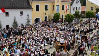 Archivbild: Blaskapelle Ernestgrün/exb
Zum 50-jährigen Bestehen des Musikvereins Ernestgrün spielte 2016 auf dem Marktplatz in Bad Neualbenreuth ein Massenchor auf.